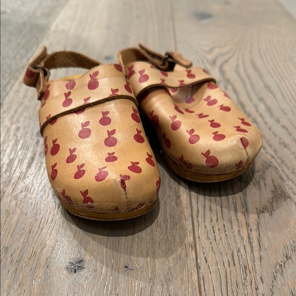 BOBO CHOSES Kids Tan and Red Apple Leather clog sandals Shoes Eu size28